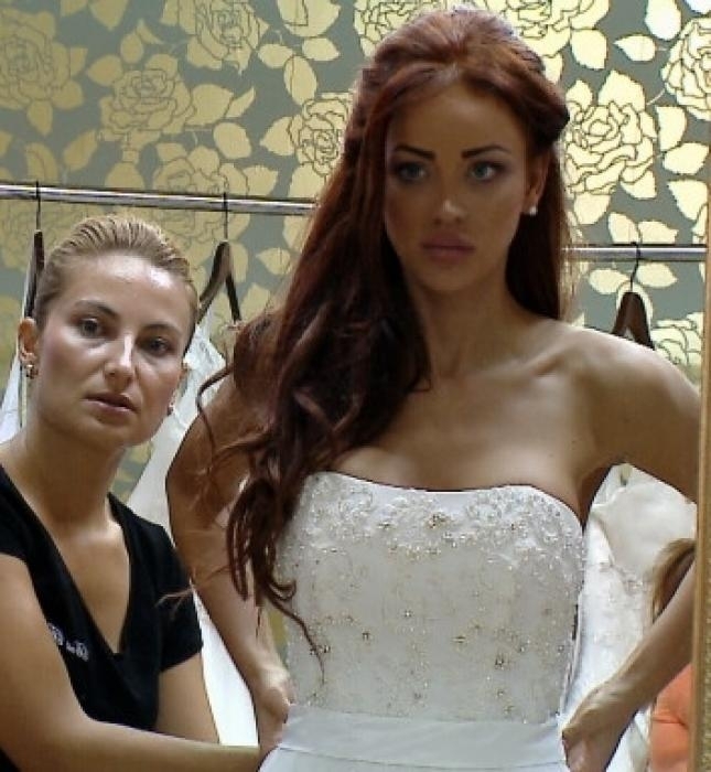 Disadvantage industry wrist Bianca Dragusanu la proba rochie mireasa - Best Bride