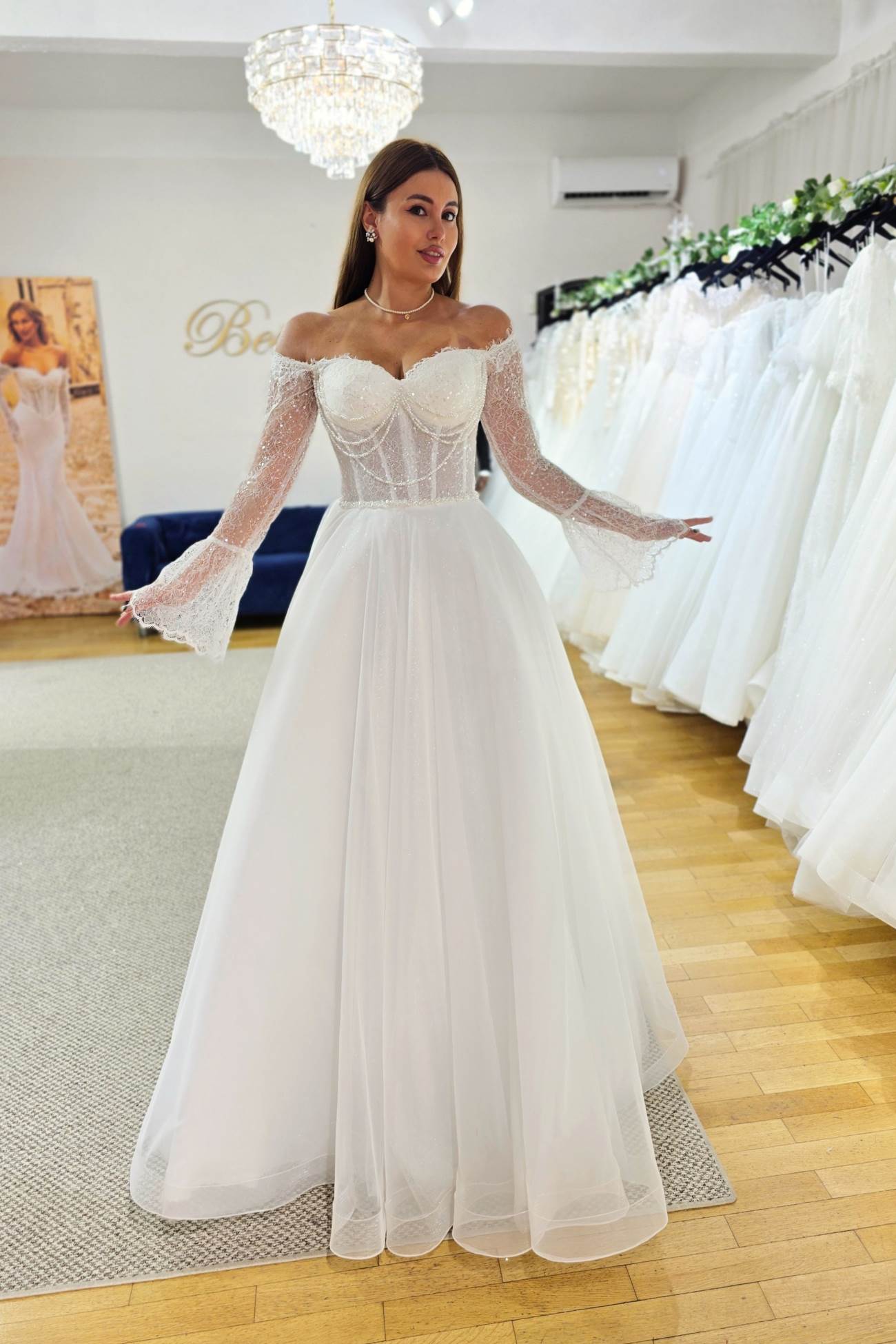 rochie de mireasa din dantela cu maneci evazate